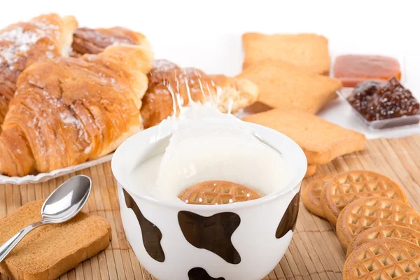 Leite e biscoitos — Fotografia de Stock