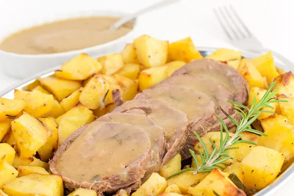 Braten mit Kartoffeln — Stockfoto