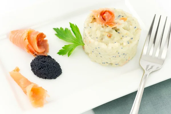 Arroz con salmón y caviar — Foto de Stock