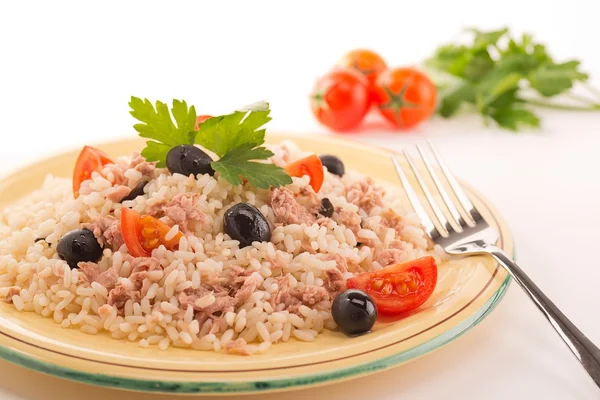 Ton balığı, domates ve Siyah Zeytin ile pirinç — Stok fotoğraf