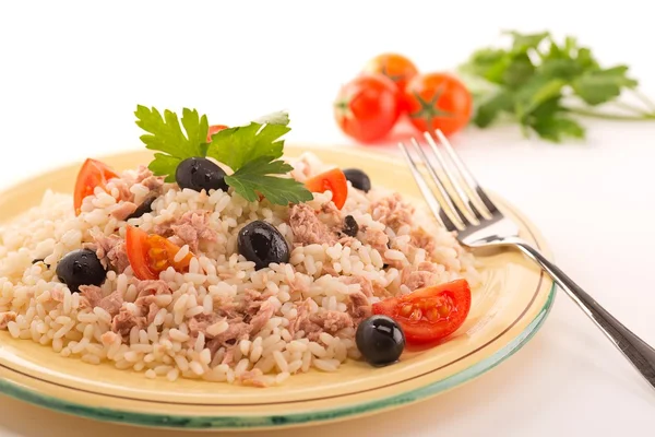Rijst met tonijn, tomaten en zwarte olijven — Stockfoto