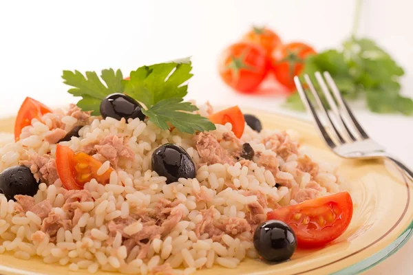 Рис с тунцом, помидорами и черными оливками — стоковое фото
