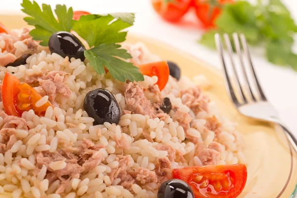 Рис с тунцом, помидорами и черными оливками — стоковое фото