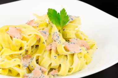 Fettuccine somon ve havyar ile