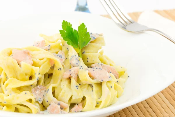 Fettuccine mit Lachs und Kaviar — Stockfoto