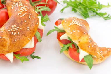 domates, roka ve peynir kokulu kruvasan