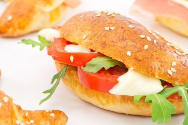 domates, roka ve peynir kokulu kruvasan