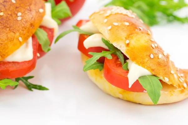 Hartige croissant met tomaat, rucola en kaas — Stockfoto