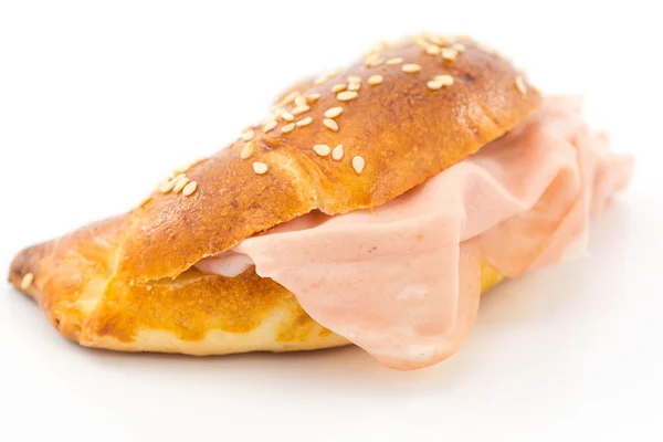 Croissant salgado com mortadela — Fotografia de Stock