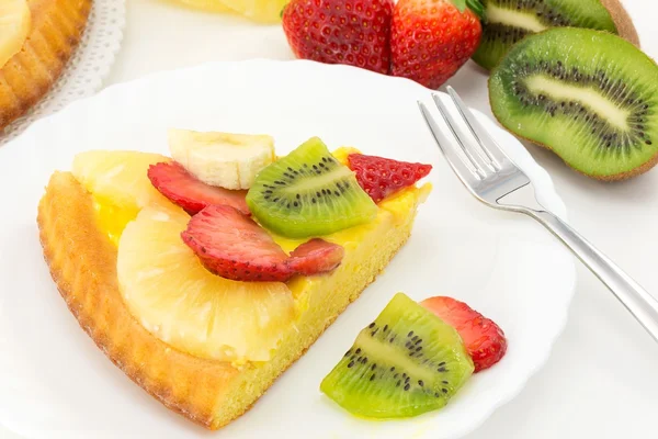 Tarta con crema y fruta fresca —  Fotos de Stock