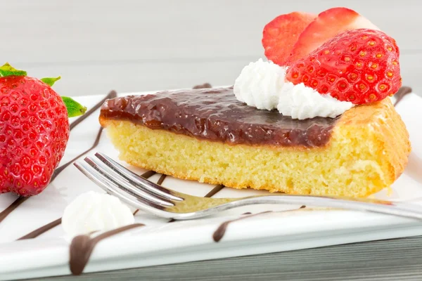 Torte mit Erdbeermarmelade — Stockfoto