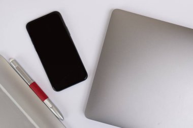 Laptop, akıllı telefon ve grafiksel tablet beyaz bir masada. Ofis. Üst Manzara. rötuş veya grafik tasarımcısı konsepti