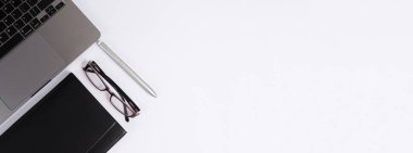 Bilgisayarlı, not defterli, gözlüklü beyaz ofis masası. Masaüstü. Üst görünüm, boşluğu kopyala. İş yeri. Pankart