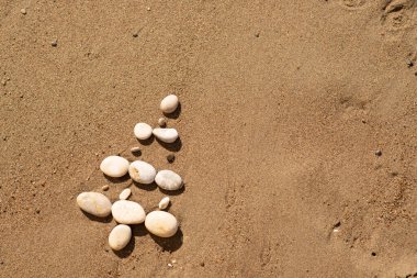 Sahildeki taşlardan yapılmış yaratıcı Noel ağacı. Yeni yıl konsepti. kopyalama alanı