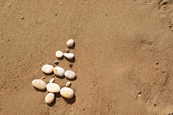 Sahildeki taşlardan yapılmış yaratıcı Noel ağacı. Yeni yıl konsepti. kopyalama alanı