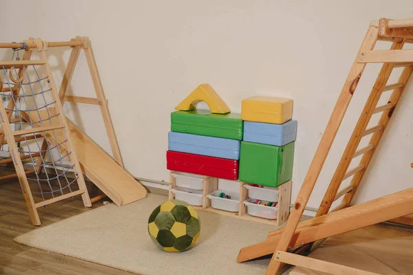 Montessori sınıfları için çocuk odasının içi.