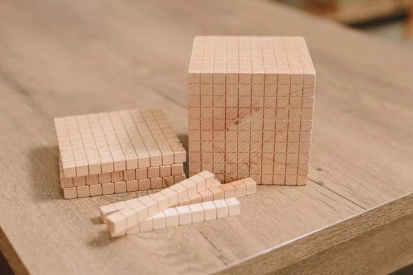 Montessori Okulu. Matematik öğrenmek için tahta küpleri. alternatif eğitim