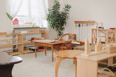 Montessori sınıfları için çocuk odasının içi. 15 Ocak 2022 Ukrayna Krivoy Rog