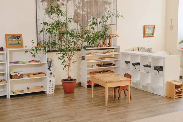 Montessori sınıfları için çocuk odasının içi. 15 Ocak 2022 Ukrayna Krivoy Rog