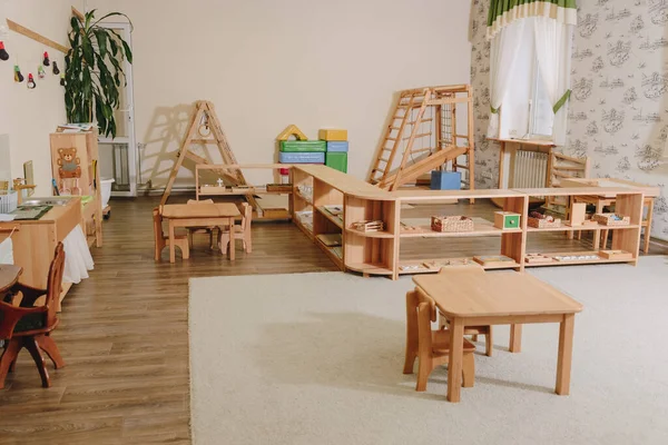 Montessori sınıfları için çocuk odasının içi. 15 Ocak 2022 Ukrayna Krivoy Rog