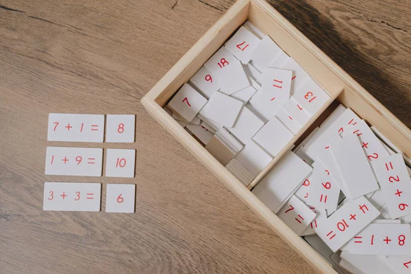 Montessori 'den matematik dersi. Plaka numarası. Matematiksel örnekler. en üstteki görünüm
