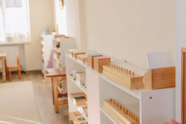Montessori çalışmaları için malzeme dolu ahşap bir raf. Matematik eğitimi.