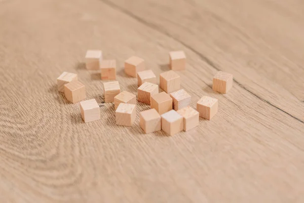 Montessori Okulu. Matematik öğrenmek için tahta küpleri. alternatif eğitim