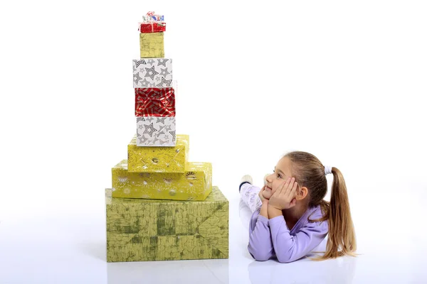 Petite fille avec une boîte cadeau — Photo