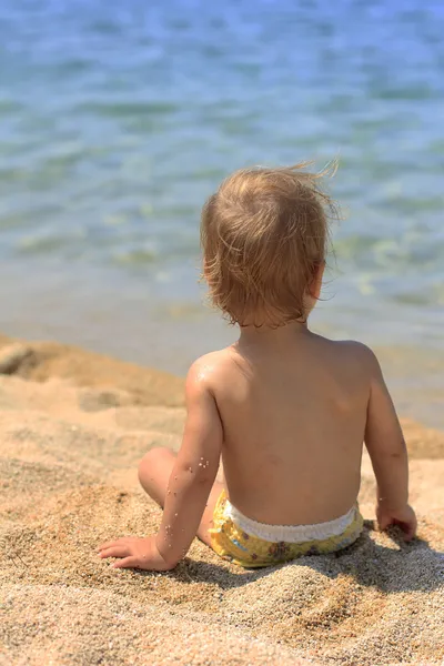 Dziecko na plaży — Zdjęcie stockowe