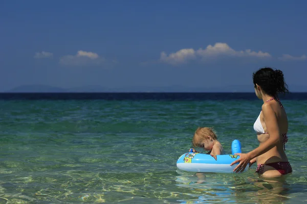 Mère et son bébé dans la mer — Photo