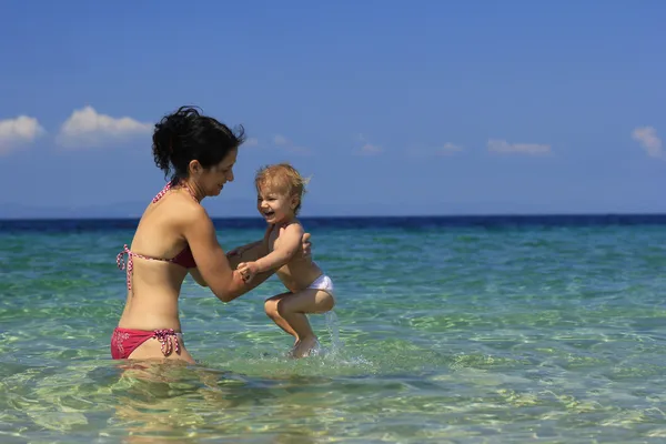 母親と赤ちゃんは海で — ストック写真