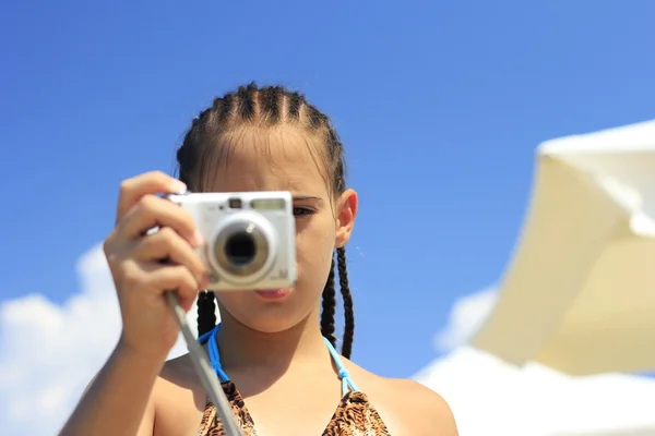 Bir kamera ile küçük kız — Stok fotoğraf