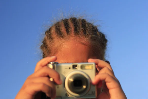 Маленька дівчинка з фотоапаратом — стокове фото