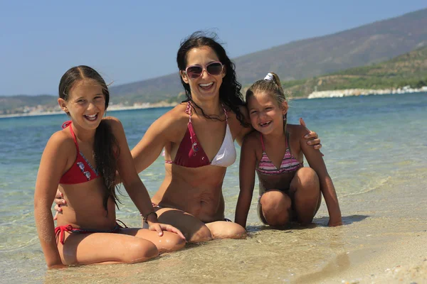 Mãe feliz com seus filhos na praia — Fotografia de Stock