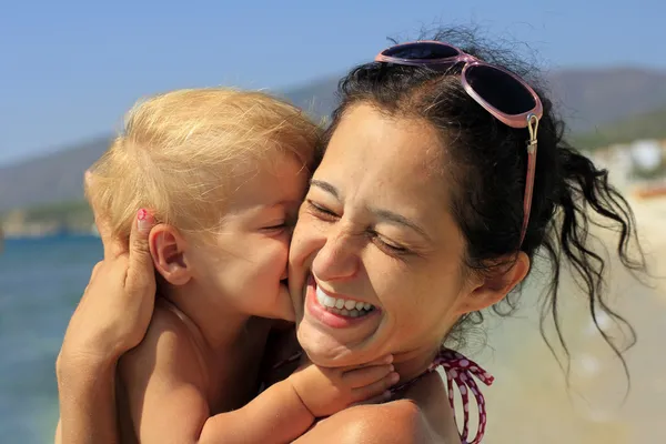 Bebê beijando sua mãe — Fotografia de Stock