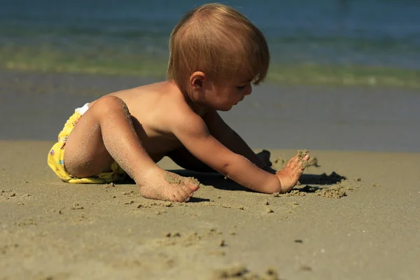 Baby playing on the beach — Stock Photo, Image