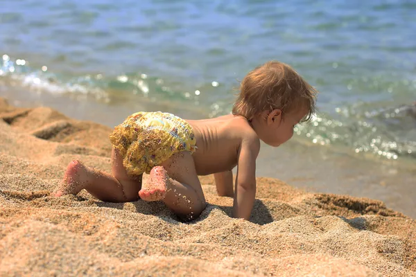 Bébé sur la plage Photo De Stock