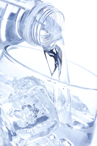 Água refrescante em uma garrafa — Fotografia de Stock