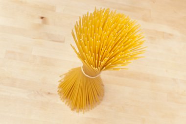 bir paket kuru spagetti