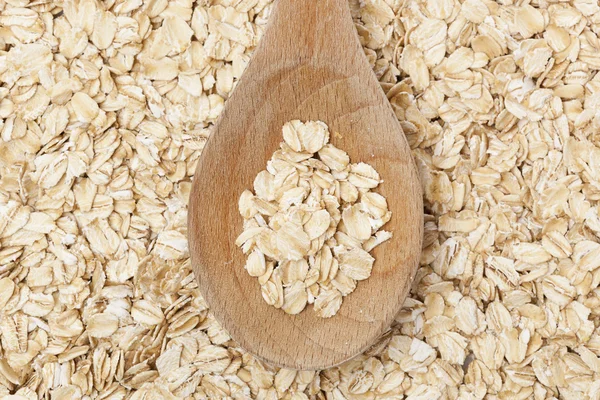 Harina de avena seca saludable en una cuchara de madera — Foto de Stock