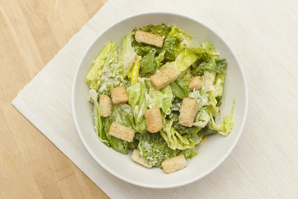 Свежий зелёный салат цезарь — стоковое фото