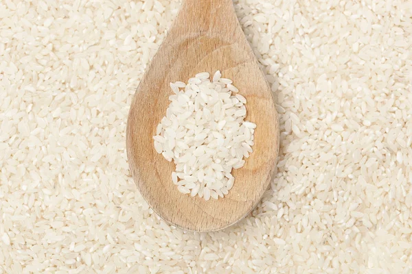Zdrowe suchy ryż brązowy w łyżką — Zdjęcie stockowe