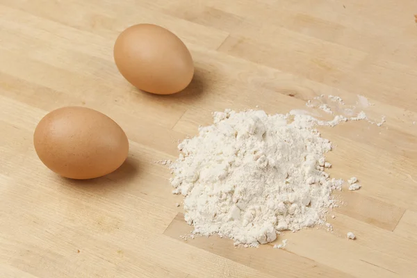 Organic Brown Chicken Egg and white flour — Stock Photo, Image