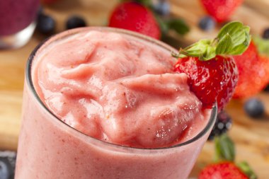 taze organik çilek smoothie