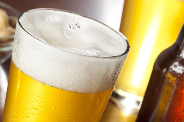 buz soğuk bir bira yenileniyor