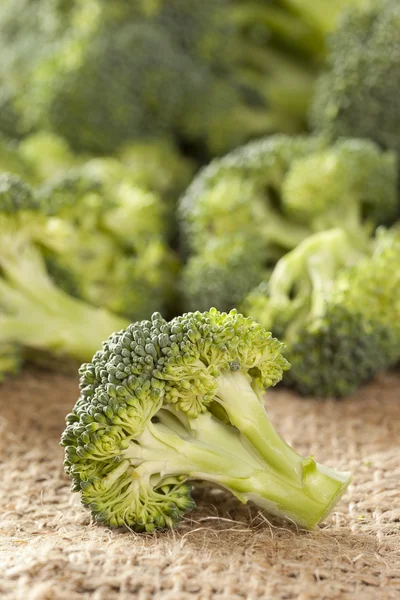 Friss zöld szerves brokkoli — Stock Fotó