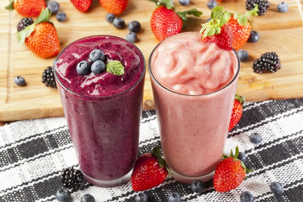 taze böğürtlen ve çilek smoothie