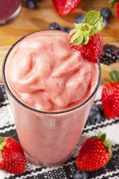 Verse organische strawberry smoothie — Stockfoto