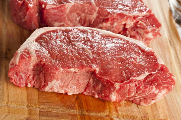 Органический красный сырой стейк Sirloin — стоковое фото