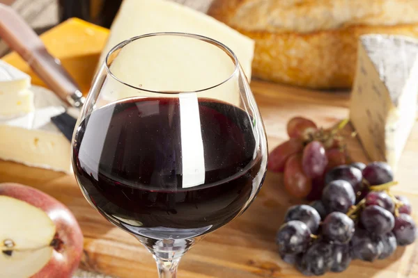 Vörös bor és a sajt tál — Stock Fotó